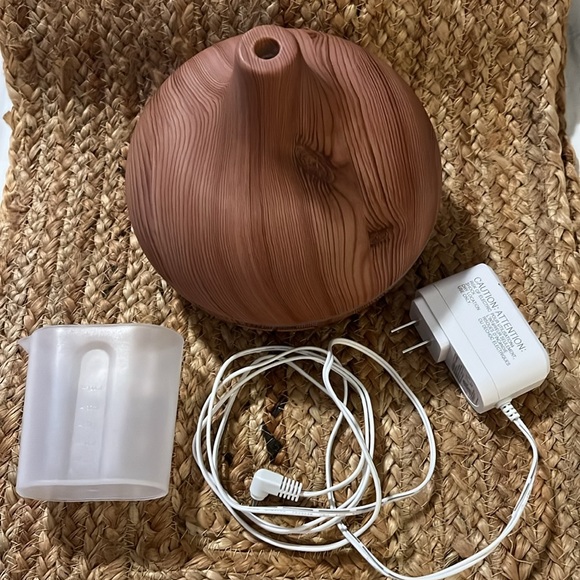 Aroma Essential Oil Diffuser Ultrasonic Cool Mist Humidifier - Color LED Lights - Picture 4 of 7